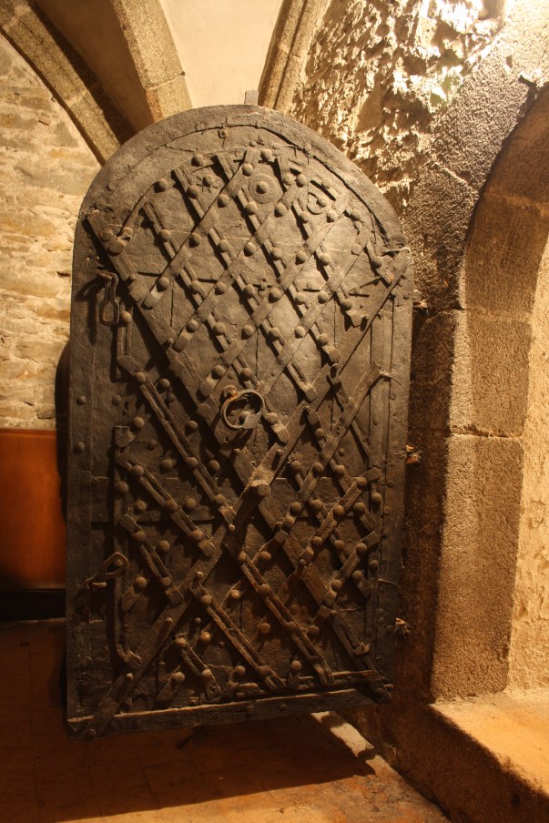 Old_door_of_secret_room_in_Church_of_Saint_Martin_in_Třebíč,_Třebíč_District