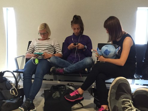 Young_people_texting_on_smartphones