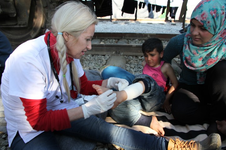 Dr._Alison_thompson_helping_refugees_idomeni